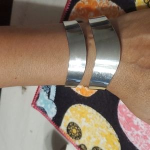 Silver plated beautiful 😍 cuff bracelet. A must have for your collection.